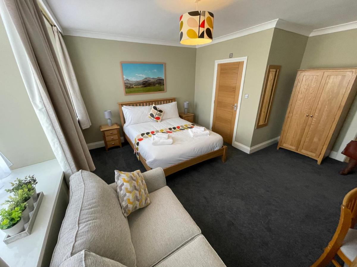 Y Griffin Hotel Penrhyndeudreath Kültér fotó
