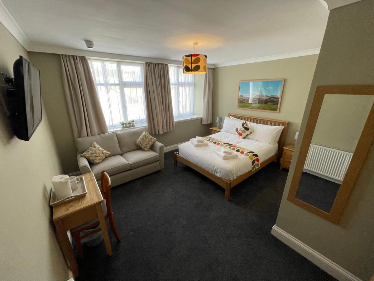 Y Griffin Hotel Penrhyndeudreath Kültér fotó