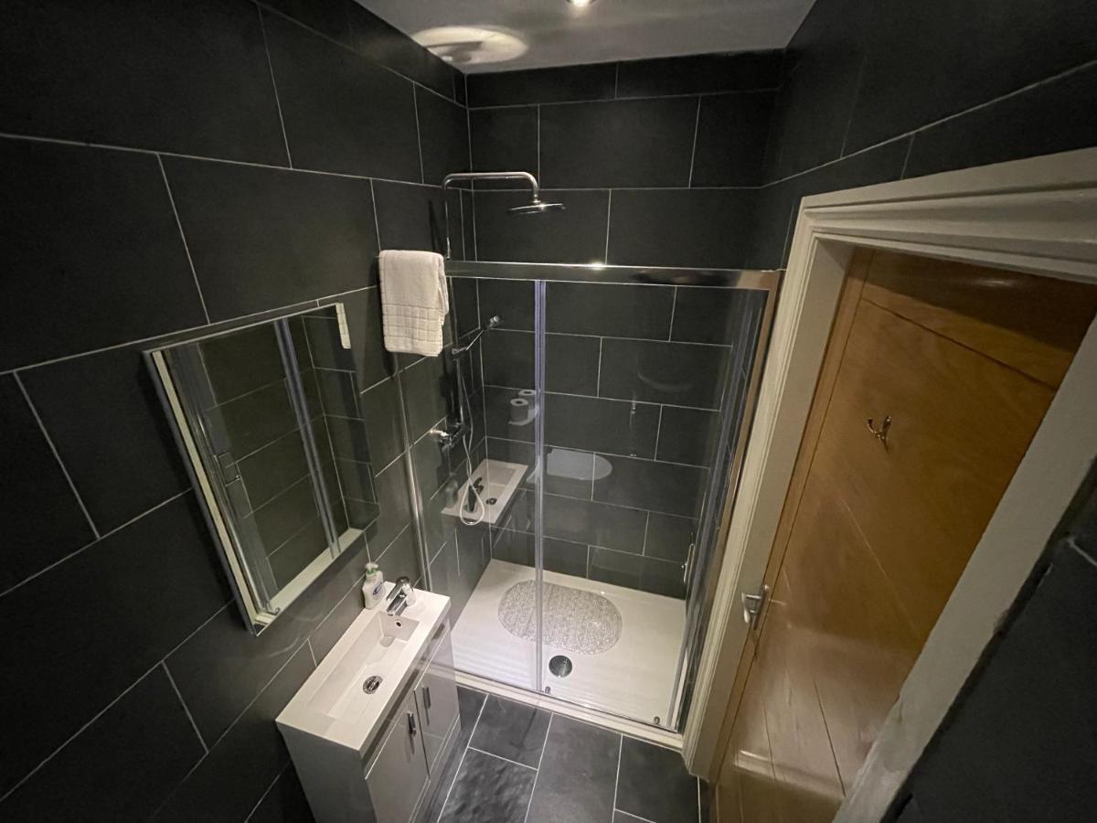 Y Griffin Hotel Penrhyndeudreath Kültér fotó